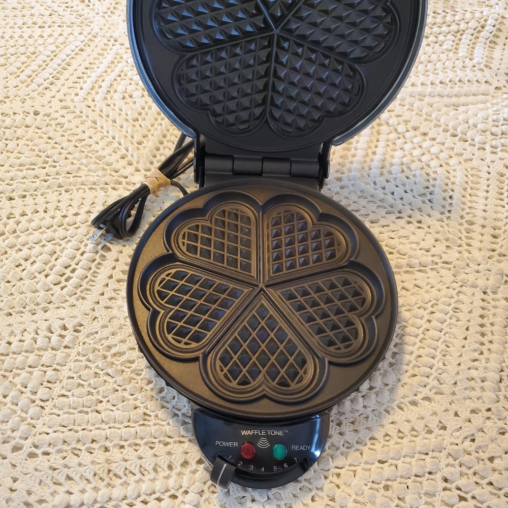 VillaWare 2203 Maxi Heart Waffler Waffle Tone 1000W Black Waffle Maker